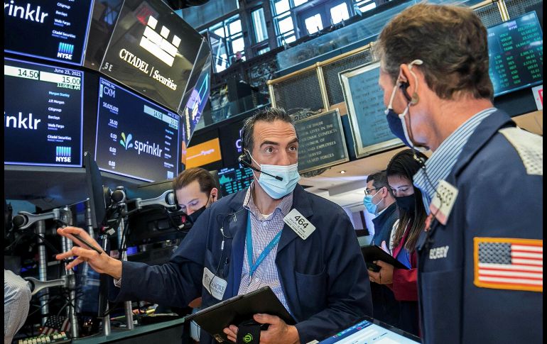 También destacaron los ascensos de empresas financieras, de energía y comunicaciones. AP/ARCHIVO