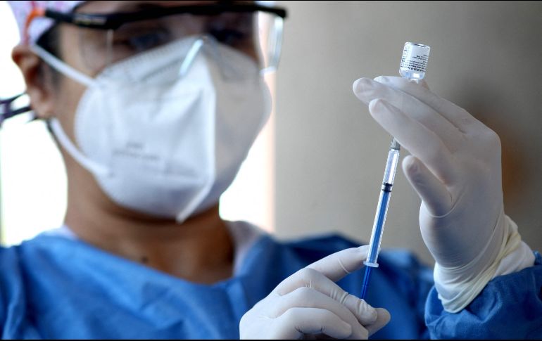 Para recibir la segunda dosis de la vacuna, se requiere llevar el comprobante de la primera dosis. AFP/ARCHIVO