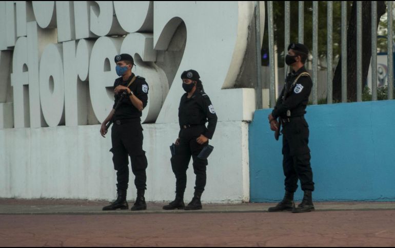 Agentes antidisturbios vigilan la avenida Bolívar en Managua, Nicaragua. EFE/J. Torres