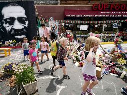 Así lucía ayer el lugar donde falleció George Floyd víctima de abuso policial, en Minneapolis. AP/J. Cortez