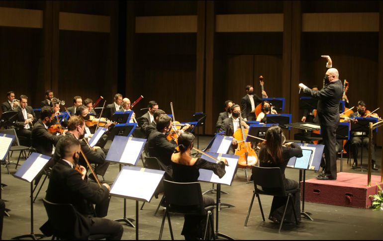 Con el 50% de aforo permitido, el público disfrutó la velada con la Orquesta Filarmónica de Jalisco (OFJ). EL INFORMADOR/G. Gallo
