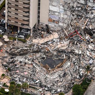 Suman cuatro muertos y 159 desaparecidos tras derrumbe de edificio en Miami