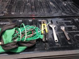 Al aprehendido se le aseguran dos llaves “de perico” y unas cizallas, además de un ventilador y varios metros de cable. ESPECIAL / Policía de Guadalajara