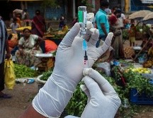 En Bombay, una dosis de solución salina fue administrada a unas dos mil personas; al menos 250 personas discapacitadas y transgénero fueron afectadas en Bengala, mientras 500 más recibieron vacunas falsas en Calcuta. AP / M. Kumar
