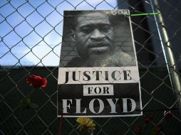 Vista de un cartel con la imagen del afroamericano George Floyd durante una manifestación que pide justicia por su asesinato. EFE/C. Lassig