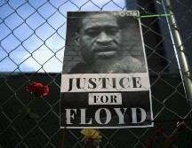 Vista de un cartel con la imagen del afroamericano George Floyd durante una manifestación que pide justicia por su asesinato. EFE/C. Lassig