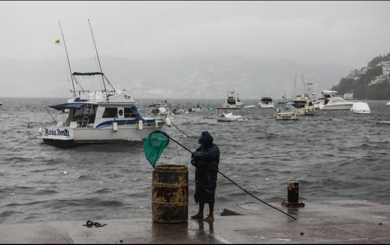 La tormenta “Enrique” se formó la madrugada de este viernes frente a las costas del estado de Guerrero. EFE / D. Guzmán