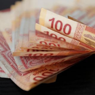 El peso se aprecia 3.64 % y se aleja de las 20 unidades por dólar