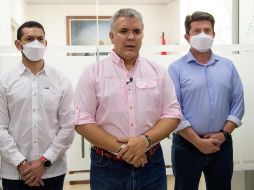 El presidente colombiano, Iván Duque (c), ofrece declaraciones junto al ministro del Interior, Daniel Palacios (i), y el ministro de Defensa, Diego Molano, este viernes en Cúcuta. EFE/C. Carrión-Presidencia de Colombia