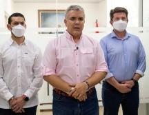 El presidente colombiano, Iván Duque (c), ofrece declaraciones junto al ministro del Interior, Daniel Palacios (i), y el ministro de Defensa, Diego Molano, este viernes en Cúcuta. EFE/C. Carrión-Presidencia de Colombia
