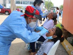 Profesionales del Sector Salud realizan pruebas rápidas para detectar el coronavirus este viernes en la ciudad de Villahermosa, Tabasco. EFE/M. López