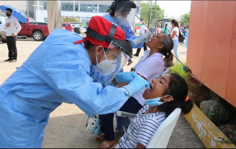 Profesionales del Sector Salud realizan pruebas rápidas para detectar el coronavirus este viernes en la ciudad de Villahermosa, Tabasco. EFE/M. López