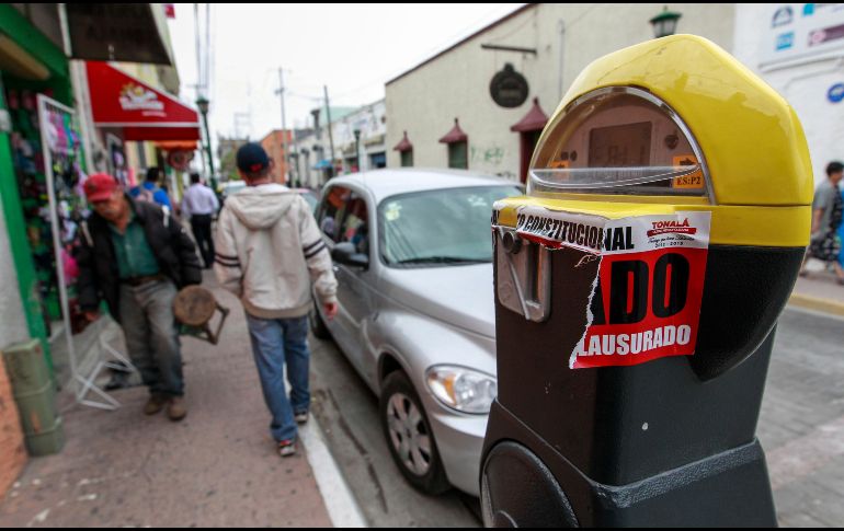 Tonalá mantiene concesionados los espacios de estacionamiento en la vía pública desde 2009, pero no tiene la certeza de que el dinero ingresado coincida con lo estipulado en el contrato. EL INFORMADOR / ARCHIVO