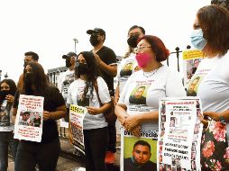 Familiares y amigos de personas desaparecidas protestan en Monterrey, ante los hechos delictivos en la carretera que conecta a esa ciudad con Nuevo Laredo. EFE/J. Cedillo