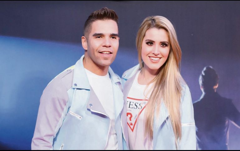 PAREJA. Emir Pabón posa junto a su esposa, la conductora Stefanía de Aranda. SUN