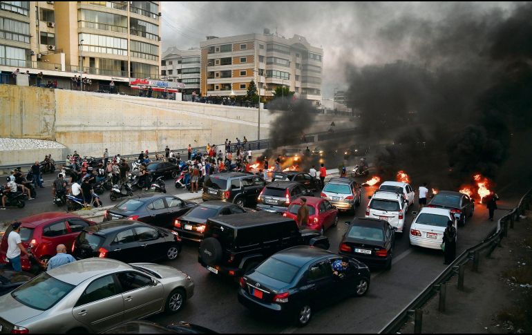 DÍA DE FURIA. Manifestantes bloquearon avenidas de Beirut para protestar por el alto costo de su nivel de vida. EFE