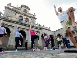DÍA DEL YOGA. Decenas de personas practicaron yoga al aire libre. EFE
