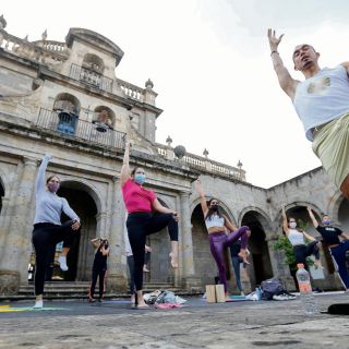Hacen yoga al aire libre en Guadalajara 