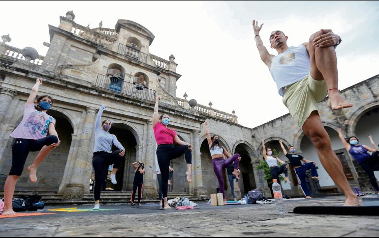 DÍA DEL YOGA. Decenas de personas practicaron yoga al aire libre. EFE
