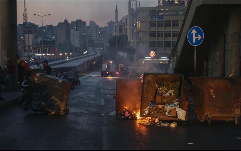 Libaneses han salido a las calles debido a la crisis económica por el desplome del valor de la moneda local, continuos cortes eléctricos y la escasez de productos básicos. EFE / ARCHIVO