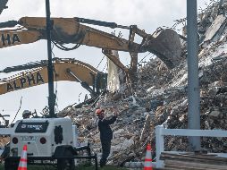 Labores de rescate este domingo en la zona del derrumbe en Sufside, Florida. AFP/G. Viera