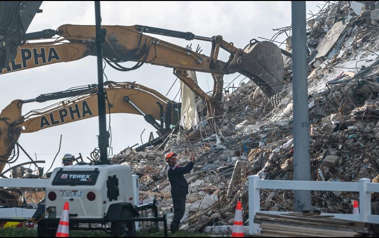 Labores de rescate este domingo en la zona del derrumbe en Sufside, Florida. AFP/G. Viera