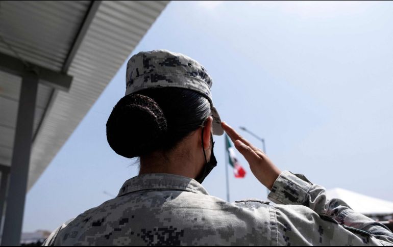 Una integrante de la Guardia Nacional hace hoy el saludo a la bandera, durante la ceremonia de inauguración de un cuartel en Rosarito, Baja California. AFP/G. Arias