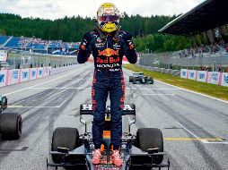 DOMINANTE. Verstappen consiguel el tercer triunfo de su carerra en asfalto austriaco, igualando a Alain Prost como máximos ganadores. AFP • D. VOJINOVIC