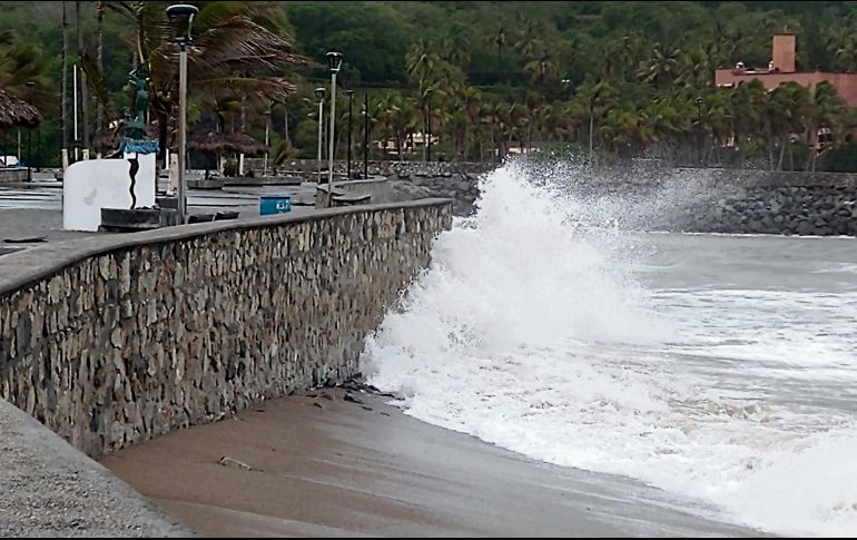 RIESGO. El meteoro mantuvo ayer alto oleaje de hasta seis metros de altura y vientos fuertes en las costas del Estado. ESPECIAL