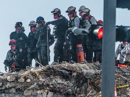 Cincuenta y cinco apartamentos se convirtieron en una montaña de escombros en Surfise, Florida, donde hoy trabajaban más de 240 personas para hallar sobrevivientes. AFP/G. Viera