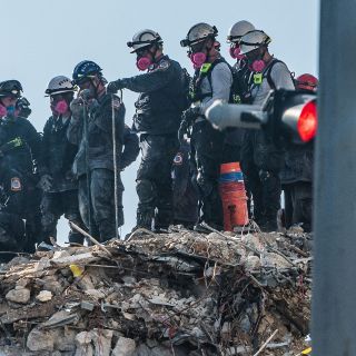 Actualizan cifra de muertos por derrumbe de edificio en Florida