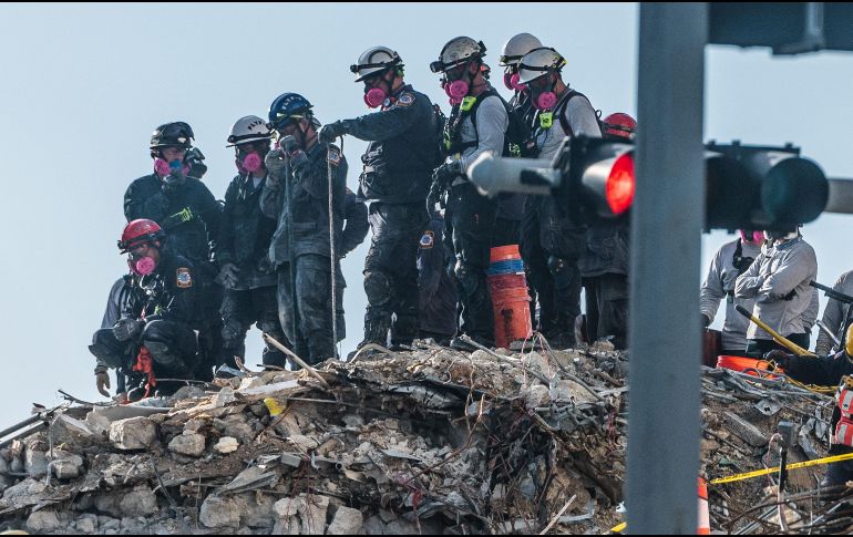 Cincuenta y cinco apartamentos se convirtieron en una montaña de escombros en Surfise, Florida, donde hoy trabajaban más de 240 personas para hallar sobrevivientes. AFP/G. Viera