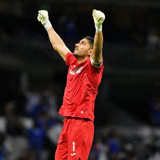 Jesús Corona habría renovado dos años con Cruz Azul