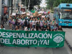 Colectivos feministas se manifestaron afuera del Congreso, con pancartas y canciones, demandando a los legisladores la aprobación del dictamen. EL INFORMADOR/ARCHIVO
