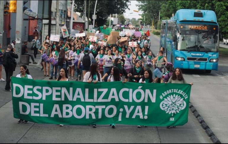 Colectivos feministas se manifestaron afuera del Congreso, con pancartas y canciones, demandando a los legisladores la aprobación del dictamen. EL INFORMADOR/ARCHIVO