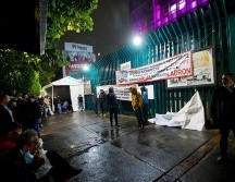 Personas lideradas por Ulises Ruiz cercaron el Comité Ejecutivo Nacional del PRI. SUN/G. Espinosa