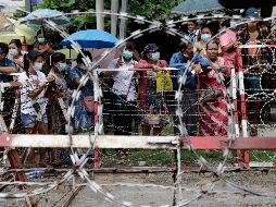 LIBERADOS. Fueron más de dos mil presos liberados de una prisión en Birmania. EFE
