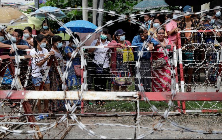 LIBERADOS. Fueron más de dos mil presos liberados de una prisión en Birmania. EFE