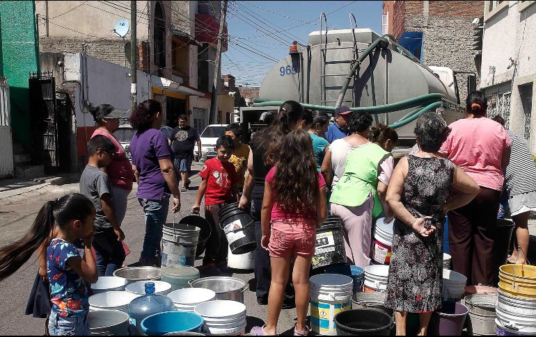 Ayer, el SIAPA seguía ofreciendo pipas a colonias como Mesa Colorada y Colomos Providencia. EL INFORMADOR/Archivo