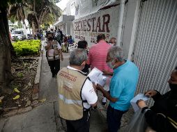 Por el momento, sólo quienes tienen 68 años cumplidos pueden tramitar la pensión en los 10 centros integradores que operan en Guadalajara, Zapopan, Tonalá, Tlaquepaque y Tlajomulco de Zúñiga.  EL INFORMADOR/F. Atilano