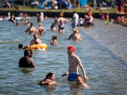 Esta semana, canadienses intentan refrescarse en playas, como ésta en Chestermere, en la provincia de Alberta. AP/The Canadian Press/J. McIntosh