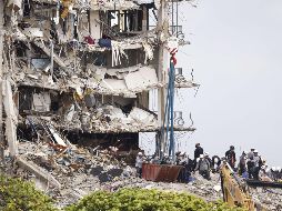 Rescatistas laboran hoy en la zona donde del derrumbe en Surfside, Florida. AFP/M. Reaves