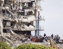 Rescatistas laboran hoy en la zona donde del derrumbe en Surfside, Florida. AFP/M. Reaves