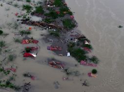 En fotos: Cuerpos emergen por crecida del río Ganges en India