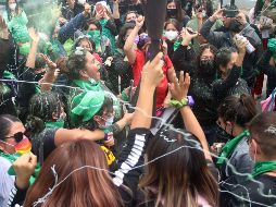 La aprobación de esta iniciativa se dio en medio de protestas tanto de mujeres activistas en favor del aborto como representantes provida, quienes se pronunciaron por sus causas afuera del Congreso hidalguense. EFE / D. Martínez