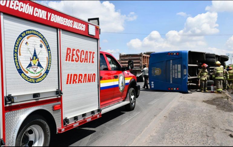 Personal de Protección Civil Jalisco acudió al lugar para ayudar en las labores de rescate. ESPECIAL /