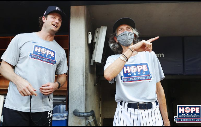 La señora de 70 años pudo formar parte del cuerpo técnico de los Yankees ante Angels, y lució una sonrisa en el rostro frente a miles de espectadores presentes en el estadio. TWITTER / @yankees