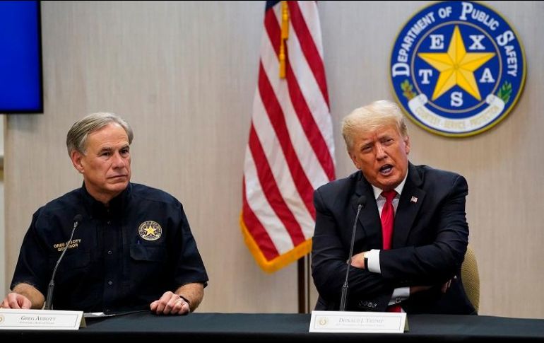 El expresidente Donald Trump (d) y el gobernador de Texas, Greg Abbott (i), ofrecen una conferencia de prensa tras la reunión. AP/J. Botsford-The Washington Post