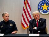 El expresidente Donald Trump (d) y el gobernador de Texas, Greg Abbott (i), ofrecen una conferencia de prensa tras la reunión. AP/J. Botsford-The Washington Post