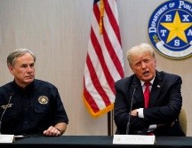El expresidente Donald Trump (d) y el gobernador de Texas, Greg Abbott (i), ofrecen una conferencia de prensa tras la reunión. AP/J. Botsford-The Washington Post